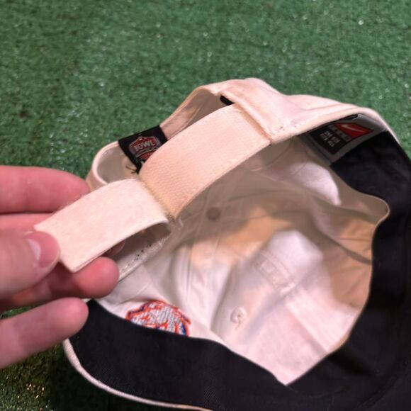 Nike Men's White and Red Hat - Picture 6 of 6